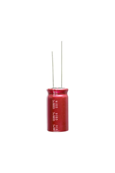 Capacitor eletrolítico vermelho isolado . — Fotografia de Stock