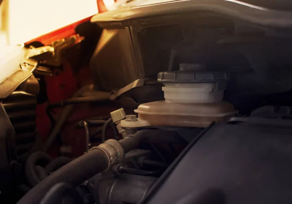 Резервуар тормозной жидкости в машинном отделении автомобиля . — стоковое фото