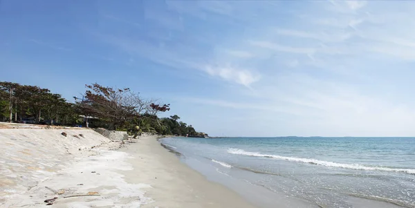 Het schilderachtige strand in een tropisch zee van Thailand. — Stockfoto