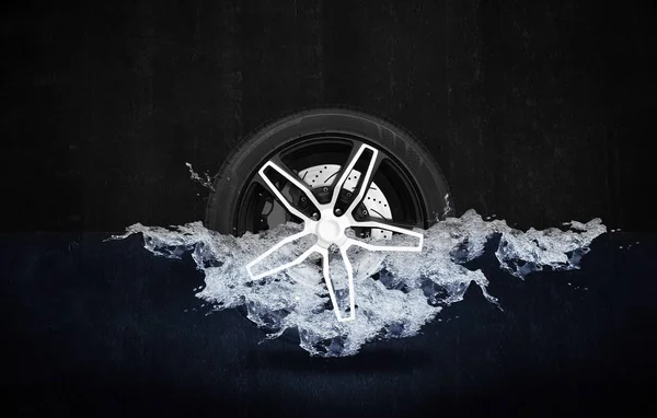 Rendu 3D, roue de course avec disque de frein dans une eau bleue avec éclaboussure d'eau sur fond de mur de ciment noir — Photo