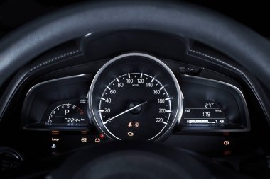 Saatte bir kilometre hız göstergesi, takometre, yakıt göstergesi, kilometre sayacı ve uyarı ışığı..