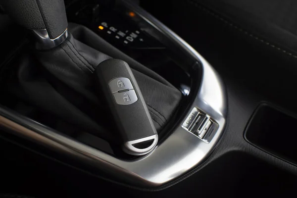 Keyless car remote on a automatic transmission. — Stock Photo, Image