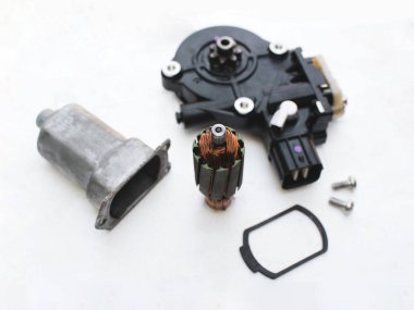 Beyaz arkaplandaki elektrikli araba penceresi motor parçaları.