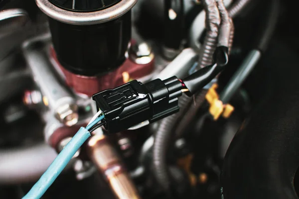 Conector de cable de enchufe eléctrico al sensor de oxígeno O2 del coche . — Foto de Stock