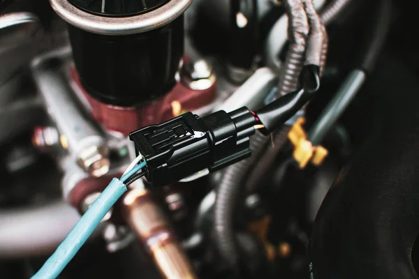 O2 oksijen sensörüne bağlı elektrik prizi kablosu.