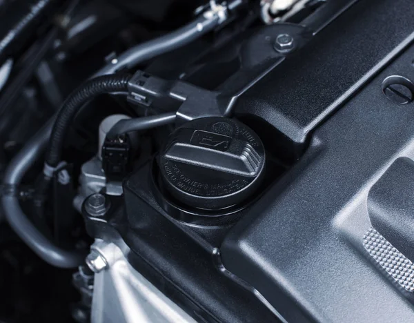 Tapa de aceite del motor instalada en un motor de coche . — Foto de Stock