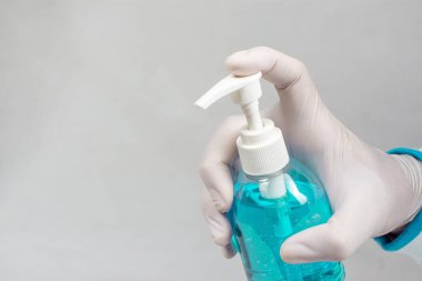 Covid-19 virüs önleme, Alkol dezenfekte şişesi doktorun elinde fotokopi alanı enfeksiyonuna karşı, Corona virüsü. 