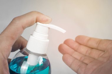 Etil alkol jeli dezenfektanı, Erkekler şişe tutuyor ve dezenfektan olarak kullanılıyor, Covid-19, Corona virüsü..
