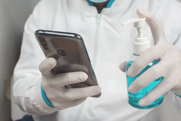 Prevenção Vírus Covid Desinfetante Álcool Mão Estão Limpando Smartphone Para — Fotografia de Stock