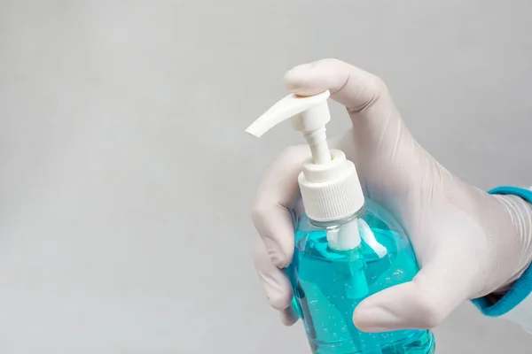 Prevenção Vírus Covid Garrafa Desinfetante Álcool Uma Mão Médico Para — Fotografia de Stock