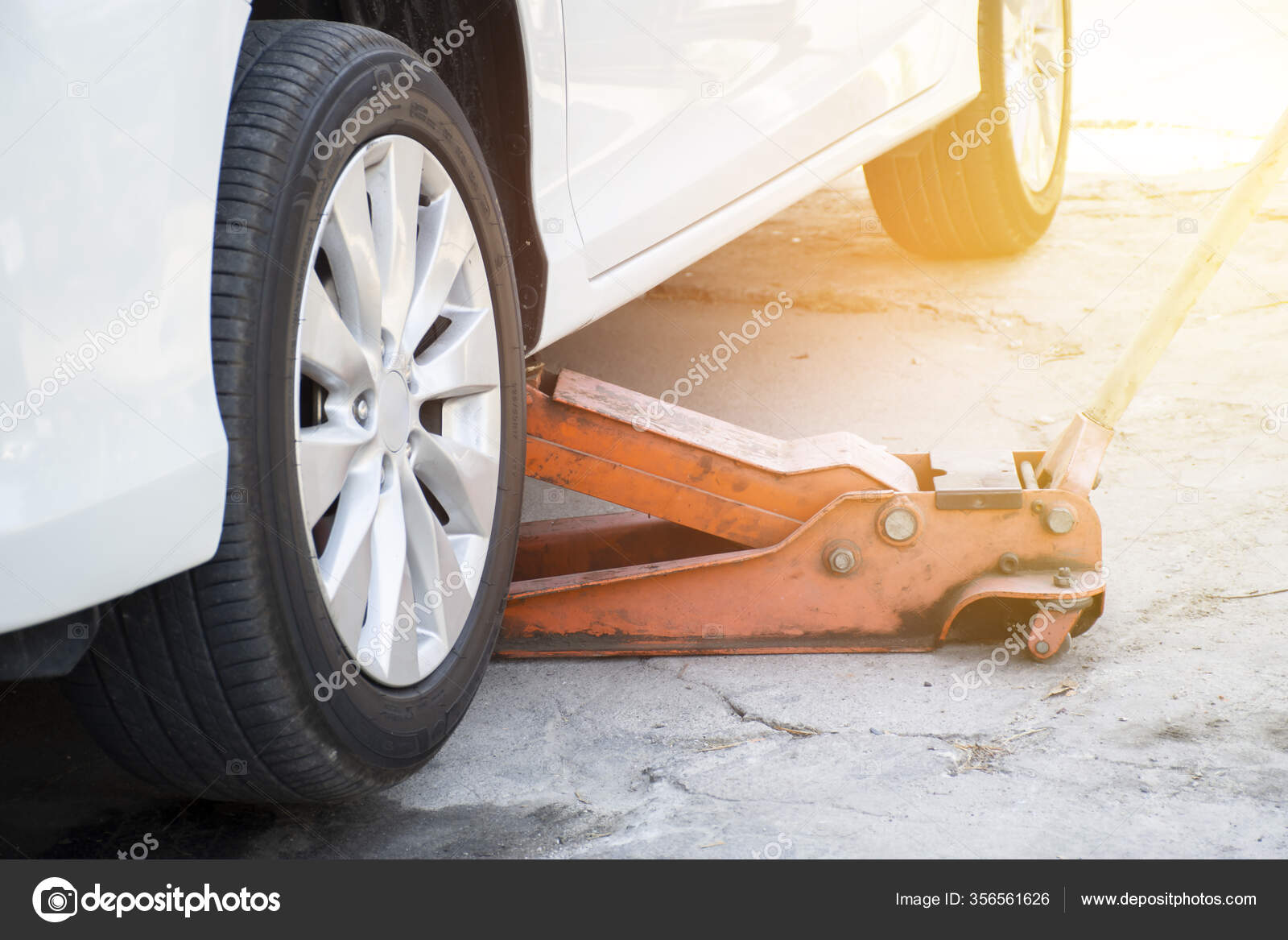 hydraulic jack lifting car