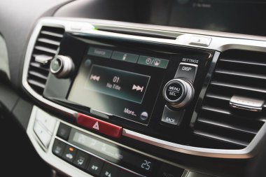 Lüks arabalardaki baş ünitenin multimedya kontrol panelindeki Menü ve Seç düğmesi, otomotiv bölümü konsepti.