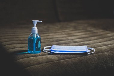 Alkol dezenfekte edici ve tıbbi maskeli, Corona virüsü, Covid-19 önleme.