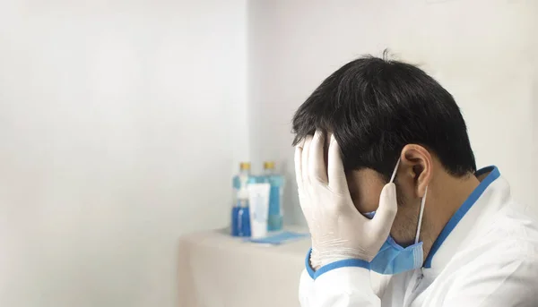 Médico Triste Deprimido Ter Ruptura Estresse Uma Sala Branca Tempo — Fotografia de Stock