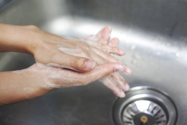 Enfeksiyon mikropları ve Coronavirus, Covid-19, hijyen konsepti için sabun antibakteriyeli kadın el yıkama..