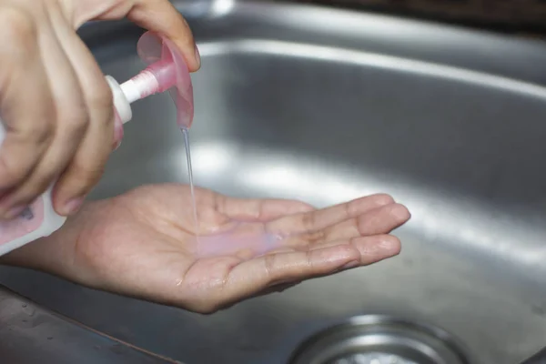Donna Che Preme Sapone Liquido Antibatterico Sulla Mano Lavarsi Mani — Foto Stock