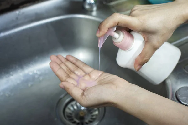 Mulher Pressionando Sabão Líquido Antibacteriano Sua Mão Para Lavar Mão — Fotografia de Stock