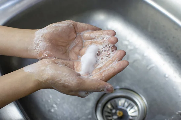 Mulher Lavagem Das Mãos Com Sabão Antibacteriano Para Contra Germes — Fotografia de Stock