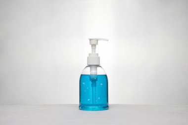 Steril etmek için alkol dezenfektanı kullanılıyor ve beyaz arka planda mikropları önlüyor, Coronavirus, Covid-19.