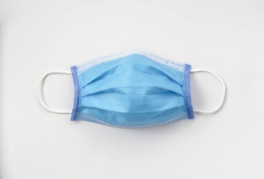 Beyaz arka planda Coronavirus 'a karşı yüz maskesi kullanımı, Covid-19 önleme.