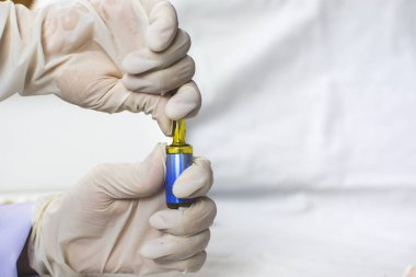 Doktorun eli ilaç ampul şişesini, Coronavirus tedavi konseptini, Covid-19 'u açıyor..