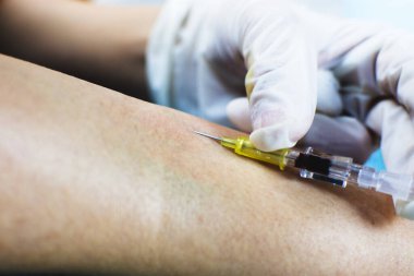 Anestezi uzmanı doktorlar damardan enjekte ederler. Serum normal tuz çözeltisine (NSS) ayarlandı, Coronavirus tedavi konsepti, Covid-19.