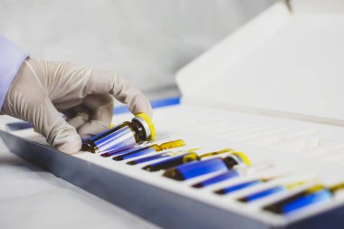 Anestezi uzmanı doktorlar damardan enjekte ederler. Serum normal tuz çözeltisine (NSS) ayarlandı, Coronavirus tedavi konsepti, Covid-19.