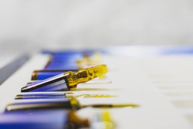 Anestezi uzmanı doktorlar damardan enjekte ederler. Serum normal tuz çözeltisine (NSS) ayarlandı, Coronavirus tedavi konsepti, Covid-19.