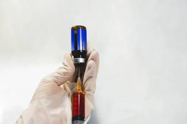 薬物バイアルボトルから注射器吸引薬を使用して医師の手 コロナウイルス治療の概念 Covid — ストック写真
