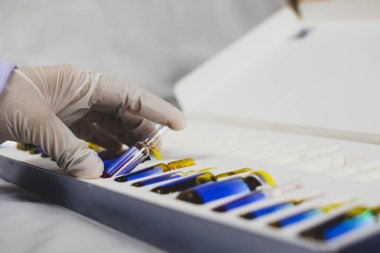 Doktorun eli Coronavirus tedavi konsepti Covid-19 'daki setten ilaç şişesini alıyor..