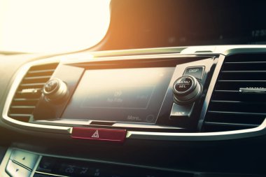 Lüks arabalardaki baş ünitenin multimedya kontrol panelindeki Menü ve Seç düğmesi, otomotiv bölümü konsepti.