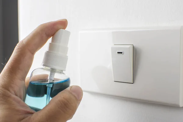Spray Desinfetante Álcool Mão Está Limpando Interruptor Iluminação Para Desinfetar — Fotografia de Stock