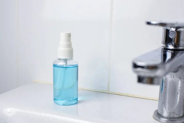Garrafa Spray Desinfetante Álcool Bacia Lavagem Banheiro Para Desinfetar Superfície — Fotografia de Stock