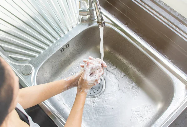 Mulher Lavagem Das Mãos Com Sabão Antibacteriano Para Contra Germes — Fotografia de Stock