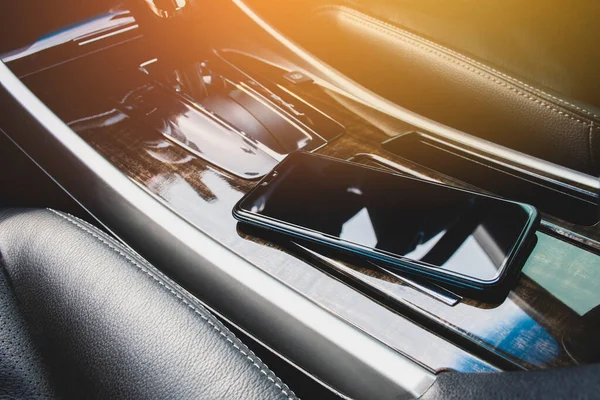 Lüks bir arabanın konsolundaki akıllı telefon yeri..