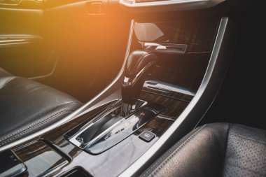 Lüks bir arabada vites kolu..