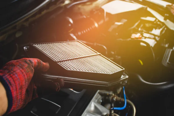 Tamircinin elindeki araba hava filtresi araba motorunun hava filtresi, otomotiv bölümü konseptine yükleniyor..