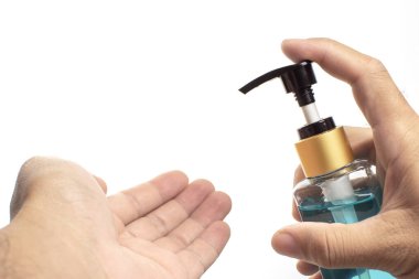 Alkol jeli dezenfektan, dezenfektan, Covid-19 ve Corona virüsü olarak kullanılan şişeyi erkekler tutuyor..
