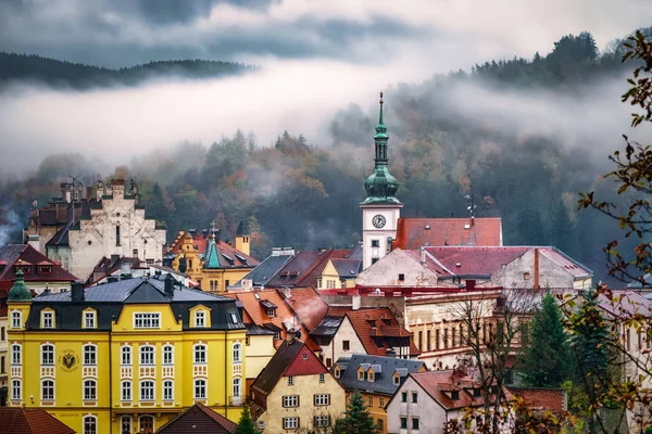 Nebliger Herbstmorgen. bunter Sonnenaufgang mit Wolken über der Altstadt. Medaillon Stockbild