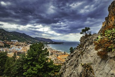 Güzel dağ bitkileri ve ağaçlar. Deniz kenti.