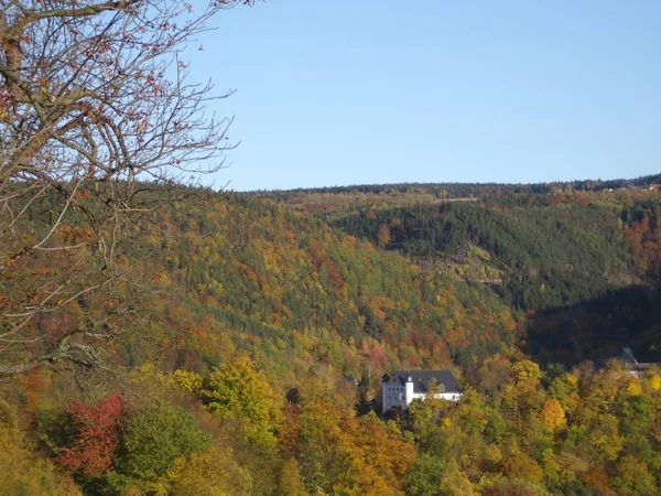 Herbstlandschaft schwarzburg zeughaus 2 — Stockfoto