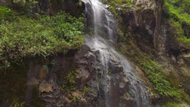 Vízesés közelében Banos Ecuador — Stock videók