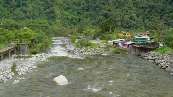 Río cerca de Banos — Vídeos de Stock