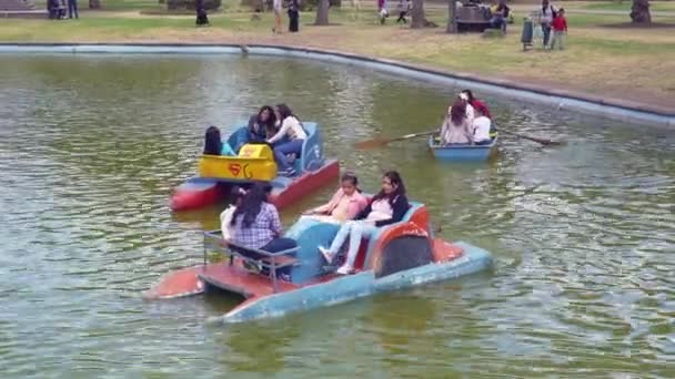 Turister på waterbikes på dammen i Quito central Park, Aug 28 2016 — Stockvideo
