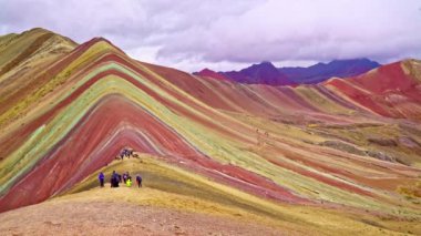 Gökkuşağı dağlar Peru, Peru, Eylül, 28 2016 gelen turist