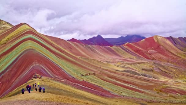 Los turistas que visitan las montañas del arco iris Perú, Perú, 28 de septiembre 2016 — Vídeos de Stock