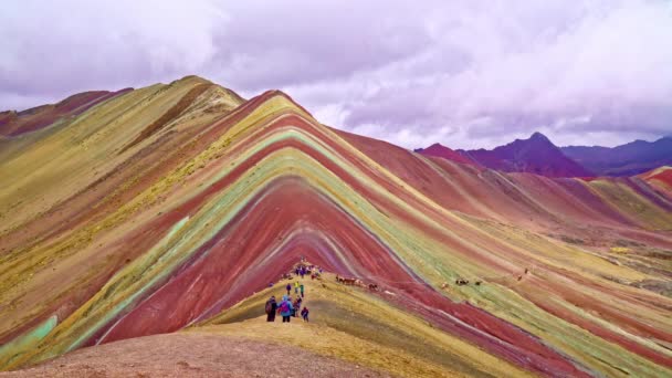 Gökkuşağı dağlar Peru, Peru, Eylül, 28 2016 gelen turist — Stok video