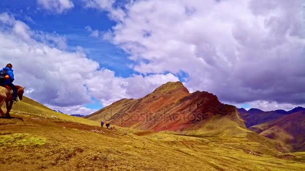 Turistler gökkuşağı dağlar Peru, Peru, Eylül, 28 2016 atlı — Stok video