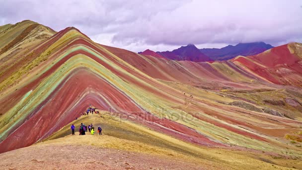 Gökkuşağı dağlar Peru, Peru, Eylül, 28 2016 gelen turist — Stok video