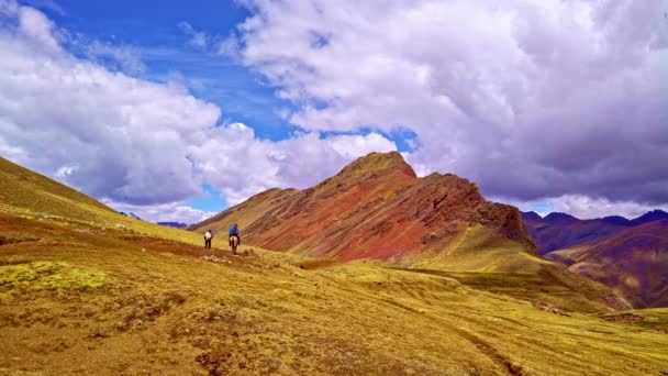 Touristen zu Pferd in die Regenbogenberge peru, peru — Stockvideo